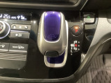 ハイブリッド専用セレクトレバーです。シフトチェンジを電子信号で送信するセレクトレバーを採用していますので、軽快でスマートな操作を楽しめます。