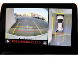 前後左右のカメラの映像を合成し、車を上から見たような視点のパノラミックビューモニター。後方の死角だけでなく左右や前方の障害物の発見もしやすくなります。