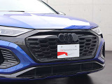 ●一目でAudiとわかる特徴的なシングルフレームグリル・LEDランプ。精悍なフロントマスクからAudiのスマートで上品なブランドを連想させてくれます。女性にも大変ご好評頂いております。