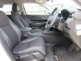 運転席、助手席ともに広々しています。また足元の広さだけでは無く、シートも大きめにしていますので体をしっかりと支え、長時間運転でも疲れが出にくい設計にしています。