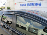 雨の日に便利なサイドバイザー付き♪喫煙者の方も重宝しますね♪