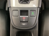 セレクトレバーの下に電子制御パーキングブレーキがあります。スイッチひとつで、停車した地点の傾斜などをシステムが検知・判断してブレーキ力を自動的に最適制御し、しっかり停車できるパーキングシステムです。