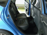 【足もと広々】リアシートの足元広々!ゆったり空間で楽チンです。 ロングドライブも快適です。