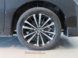 純正のアルミホイール装着車です。タイヤサイズは175/55R15です。