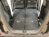 後席背もたれを倒せばちょっと大きめの荷物や長いものを積みたい時に便利です。