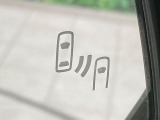 【ブラインドスポットモニター】走行中、ドアミラーの死角になりやすい箇所に後続車が接近するとサイドミラーのレンズに警告を表示!ドライバーに注意喚起をしてくれます。