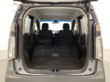 リアシートの背もたれを倒してさらに広々としたトランクスペースになります。段差も少なく荷物の出し入れもしやすくなっています。