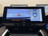 真上から見下ろしたような視点で車とその周囲を確認出来る画面と、車両後方を映し出すバックモニター画面の2つを表示してくれます。