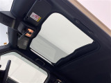 【 ガラスルーフ 】室内に解放感がでて明るくなる為運転する時の気持ちをより一層高めてくれます。夜は全開にして星を眺めるなんてしたらロマンチックですね♪