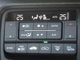 オートエアコンは左右席で独立温度コントロールが可能です。運転席はキンキンに冷やして助手席はマイルドにと言った設定が可能です☆暑さ寒さでケンカすることもなくなりますね♪