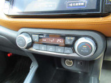 見やすいデジタル表示のオートエアコン!暑い時・寒い時も設定した温度に車内を自動で調節♪