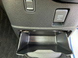足元には便利なセンターロアボックスを設置。車内を整理しやすく、使い勝手の良さが魅力です。