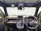運転席周り】特別仕様車のブラックインテリアです。本革巻きステアリングにはオーディオスイッチも装備。視認性の良いメーターパネルで、運転に集中できる環境です。