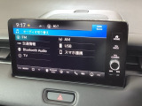 HondaCONNECT対応の便利なナビディスプレー。お持ちのスマートフォンと連携して、ナビやBluetoothでの音楽再生が可能です。デザインはもちろん、操作性も良好です。