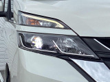 【LEDヘッドライト】悪天候や夜間走行時も良好な視界を確保し安心して運転できる高輝度LEDヘッドライトを装備!点灯速度が早く、消費電力も抑えられています。