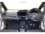 操作性に優れた運転席となります!小物入れや各ボタンの配置にこだわり、使いやすいです!座り心地もよく視認性も良好なのでロングドライブもお任せ下さい!