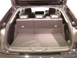 ラゲージスペースは十分に確保してあります☆ リアシートを倒せばより大きな荷物も大丈夫ですよ♪