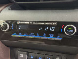 オートエアコン付きなので一度、気温を設定すれば自動的に過ごし易い温度に調整してくれますよ。 車内をいつでも快適空間にしてくれます。