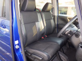 フロントは助手席と繋がったベンチシートで、運転席は高さが調整できるハイトアジャスター付きです。また、ハンドルも高さの調整が出来るチルトステアリングです