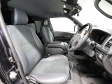 ゆったり室内で運転もしやすいです♪使い勝手の良い配置も考えられています!!