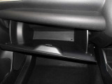 車検証などの収納に便利なグローブボックスです。