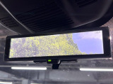 【インテリジェントルームミラー】後席の大きな荷物や同乗者で後方が確認しづらい時でも安心!カメラが撮影した車両後方の映像をルームミラー内に表示。クリアな視界で状況の確認が可能です!