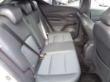 足元が広くて快適な後部座席です。