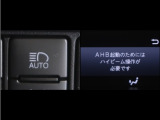 オートマチックハイビームとは、先行車や対向車のライトを認識し、ハイビームとロービームを自動で切り替える機能です。夜道の視界を確保します。詳細は販売店スタッフまでお尋ね下さい。