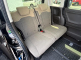 後部座席も気になるようなキズ・汚れやへたり等、大きなダメージはなく、良好な状態です。