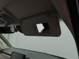 サンバイザーにバニティーミラー付き。車の中でも身だしなみ確認。
