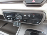 オートエアコンが標準装備されています。家のエアコンと同じ様な感覚で操作できますのでワンタッチで楽々です。余分な操作を行う必要がありませんので運転に集中する事が出来、事故防止にも繋がりますね。