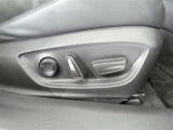 運転席のシート調整を電動で調整できます。無段階調整なので、どなたにもピッタリの調整が可能です。