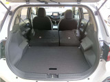 セカンドシートを倒せばさらに荷室が広がります。