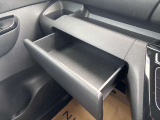 助手席前の小物入れも充実。。。