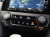【オートエアコン】温度を設定すれば自動で快適な車内温度を保ちます。エアコン内部の高性能脱臭フィルターで車内のアレルゲンや花粉を除去。