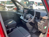 運転席も広々とゆったりしております。アームレストも装備しており快適にドライブしていただけます。
