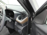 カップホルダーは運転席や助手席からちょうど手の届く位置です!!