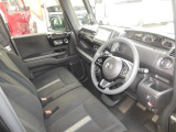 フロントベンチシートだから運転席助手席足元もゆったり広々快適です。助手席への移動も楽々です。