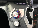 【オートエアコン】一度お好みの温度に設定すれば、車内の温度を検知し風量や温度を自動で調整。暑い&hellip;寒い&hellip;と何度もスイッチ操作をする必要はありません。快適な車内空間には必須の機能ですね♪