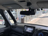 ディーラーオプション『前+車室内ドライブレコーダー』装備。表示はナビのモニター画面で行います。