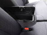 運転席と助手席の間には、蓋付きタイプのコンソールボックス。肘掛けにもなるので、便利です。