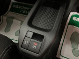 電動パーキングブレーキを装備しています☆パーキングブレーキが足踏み式や手引き式ではなく電動で行うことができます☆設定でシフトをパーキングに入れると自動でパーキングをかけるようにできます☆