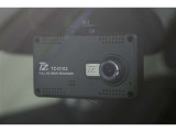 2カメラタイプドラレコ(フロント+リヤ)搭載。万が一の場合、責任の所在を明確にできるのはもちろん、観光などお出かけ先の景色を残しておけます。後方からの煽り運転に遭遇した場合でも記録が残ります。
