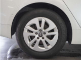 ホイールキャップを装着したアルミホイール装着車!お手入れ簡単です。