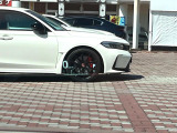 【カラーヘッドアップディスプレイ】現在の速度や走行情報をデジタル表示で運転席前方のガラスに投影!カラー付きで視認性も高く、運転中目線をずらさず必要な情報を確認できるのでとっても便利で安心!