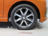 純正のアルミホイール装着車です。タイヤサイズは165/55R15です。