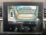 ◆苦手な人が多い駐車場での車庫入れや狭い道でも大丈夫です/クルマの前後左右にカメラを設置してモニターで表示してくれるため、運転席から見えにくい場所を映し出してドライブをサポートします◆