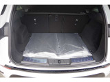 奥行のある大容量のラゲッジルーム。分割のシートバックのアレンジによりトランクスルーで長尺の積荷にも対応いたします。