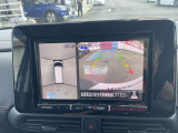 車を真上から見ているように、周囲の状況を把握しながら安心して駐車が行えるアラウンドビューモニター装備!