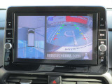 アラウンドビュー付き。上空から車両を見下ろしたような画像に加工された映像をディスプレイで確認しながら車庫入などができ大変便利です。